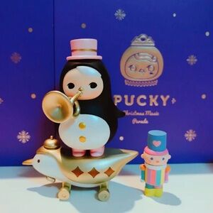 Pucky Black & White Penguin Christmas Music Parade Figure by pop mart  new